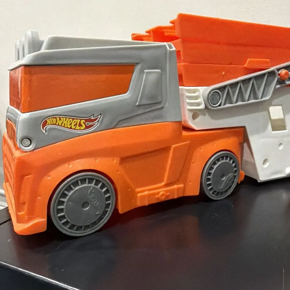 Hot Wheels Mega Hauler Truck Trailer Carrier Car Transporter for 50 Cars Toys